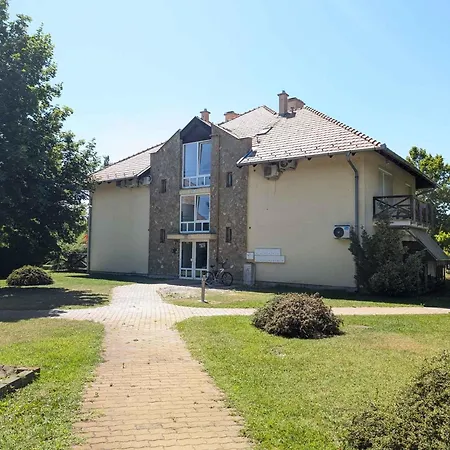 Appartement In Balatonoeszoed 53188