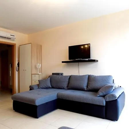 Studio In 35893